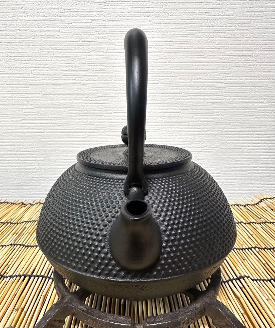 未使用、付属品付き　南部岩鋳造　１０型アラレ　南部鉄瓶　南部鉄器　鉄瓶