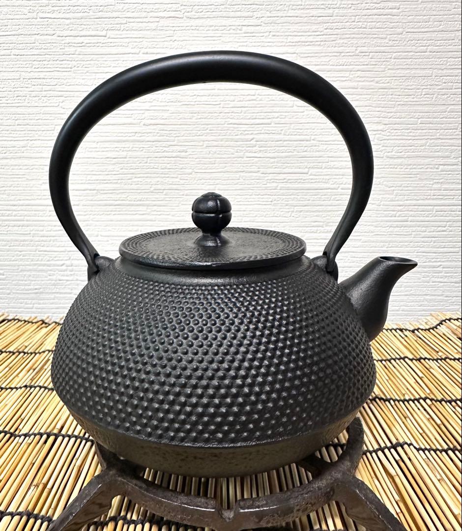 未使用、付属品付き　南部岩鋳造　１０型アラレ　南部鉄瓶　南部鉄器　鉄瓶