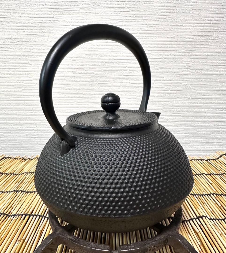未使用、付属品付き　南部岩鋳造　１０型アラレ　南部鉄瓶　南部鉄器　鉄瓶