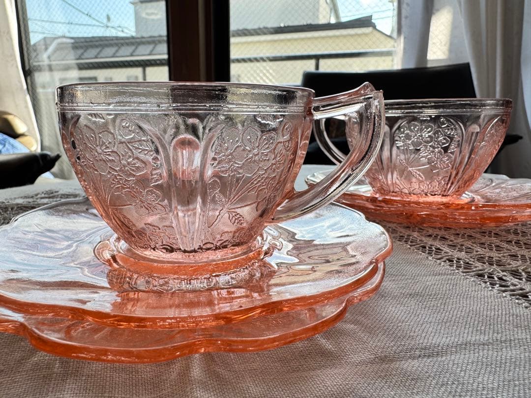 アメリカンデプレッショングラス、チェリーブロッサムカップ・ソーサー3客セット